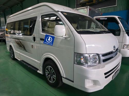 XE KHÁCH TOYOTA HIACE 10 CHỖ